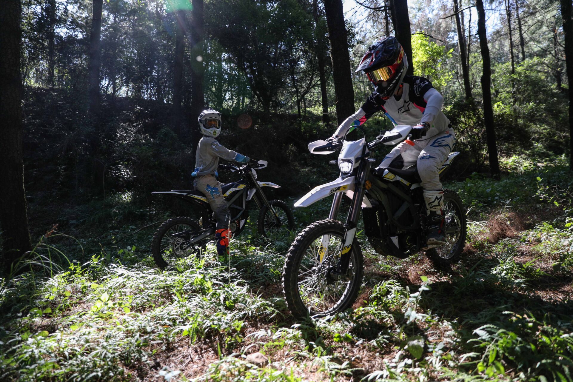 Qui sommes-nous - Surron europe moto electrique enduro foret - Hezzo Europe